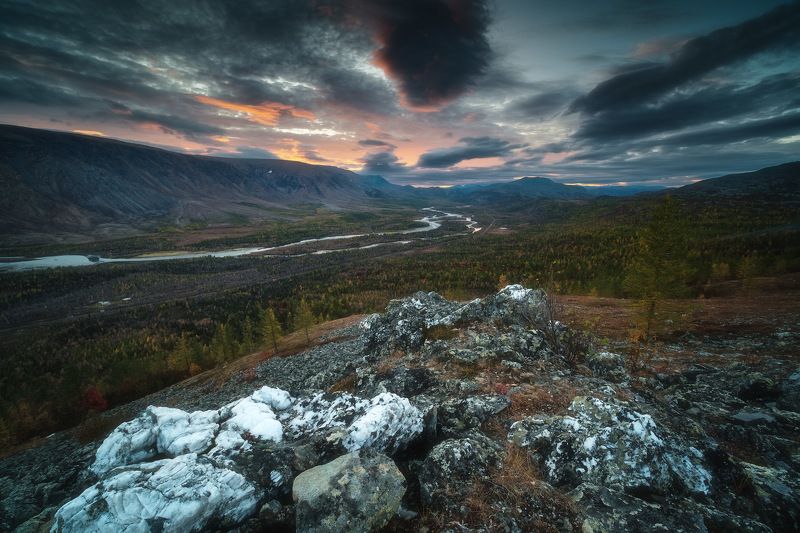 россия, урал, полярный урал, янао, ямал, пейзаж, природа, осень, горы, река, долина, закат, сумерки, тундра, заполярье, поток Осень в Заполярьеphoto preview