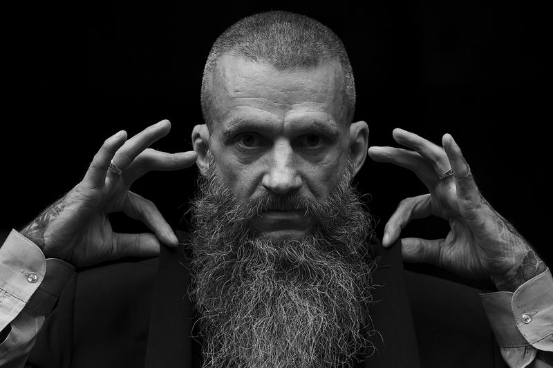 мужской портрет постановочная фотография уличная фотосессия прогулка  Красный треугольникphoto preview