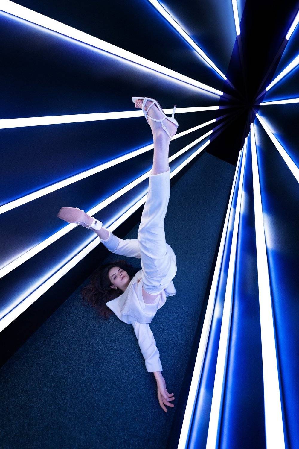 Синий. Автор: Александра Маркварт портрет, fashion, фэшн, арт, art, синий, цветной свет, широкий угол,wide angle, Александра Маркварт