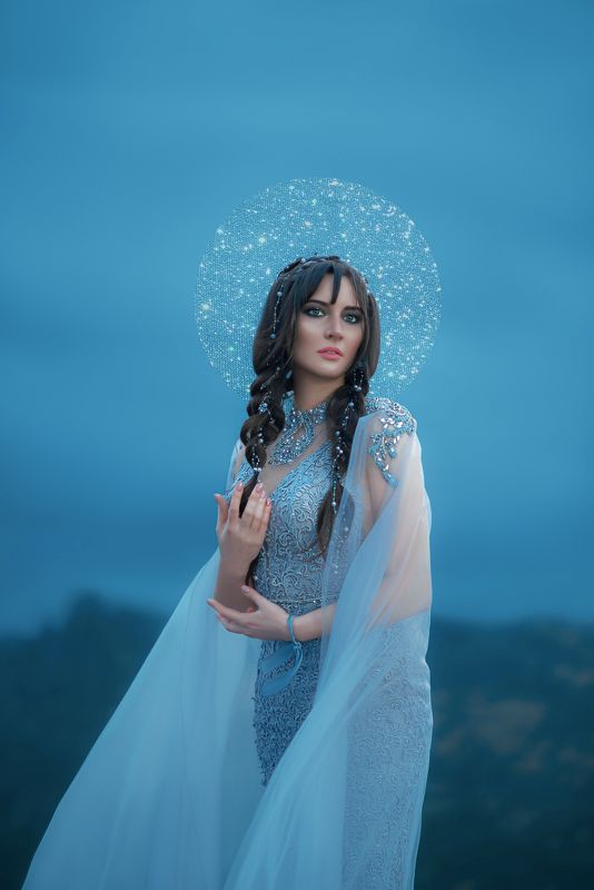 Луна, богиня, миф, сказка, история, волшебство, портрет, блёстки, голубой, синий, сияние, платье, нимб, нимфа, фея Луна Богиняphoto preview