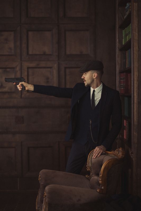 кадр из фильма острые козырьки, постановочное фото, мужчина, портрет, кепки, кино, фильм, сериал, винтаж Схваткаphoto preview