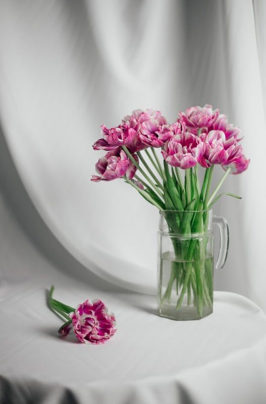 цветы, весна, натюрморт, тюльпаны, ваза, лепестки, стол, ткань Весенняя нежностьphoto preview