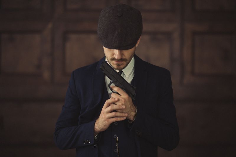 кадр из фильма острые козырьки, постановочное фото, мужчина, портрет, кепки, кино, фильм, сериал, винтаж Смирениеphoto preview