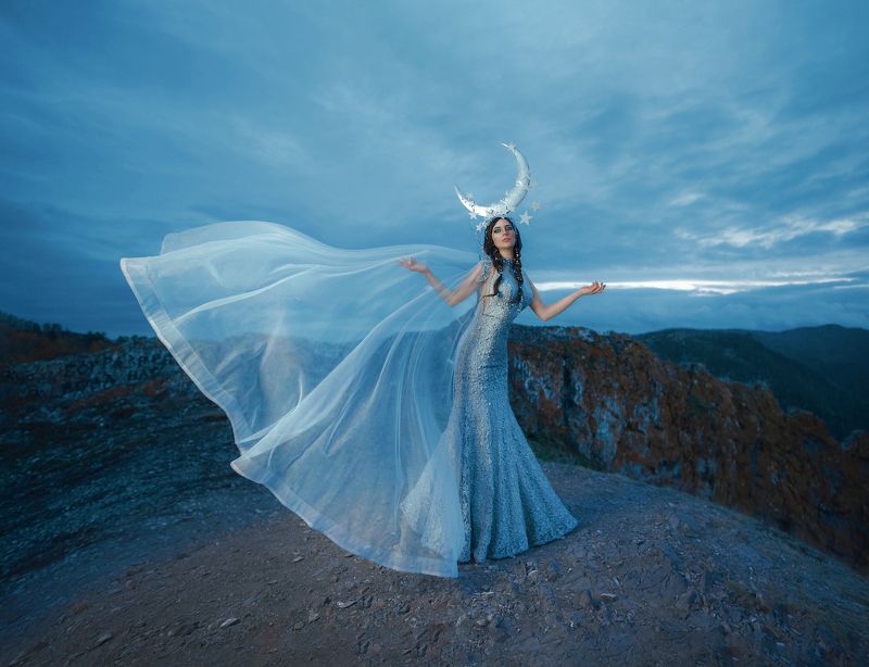 Луна, богиня, миф, сказка, история, волшебство, портрет, блёстки, голубой, синий, сияние, платье, нимб, нимфа, фея Луна Бониняphoto preview