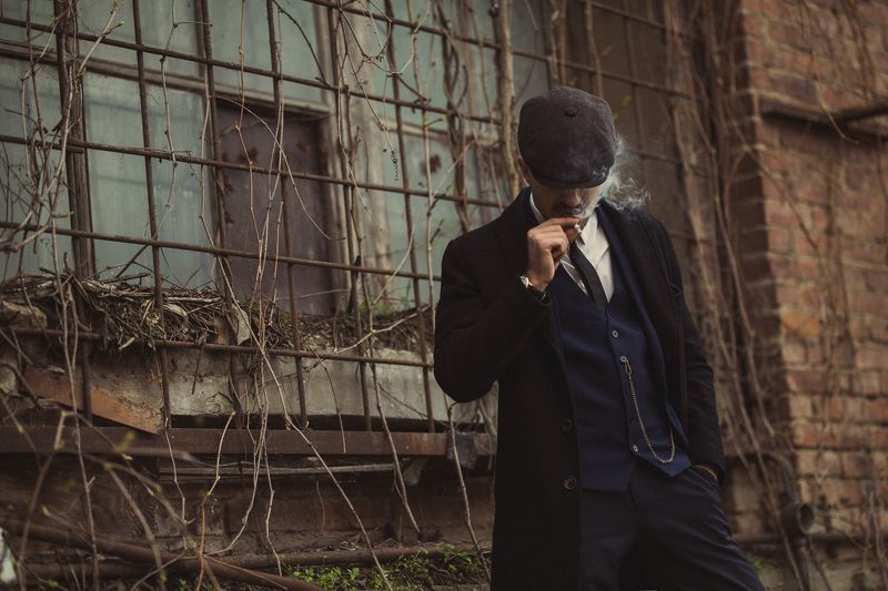 кадр из фильма острые козырьки, постановочное фото, мужчина, портрет, кепки, кино, фильм, сериал, винтаж Привычкиphoto preview