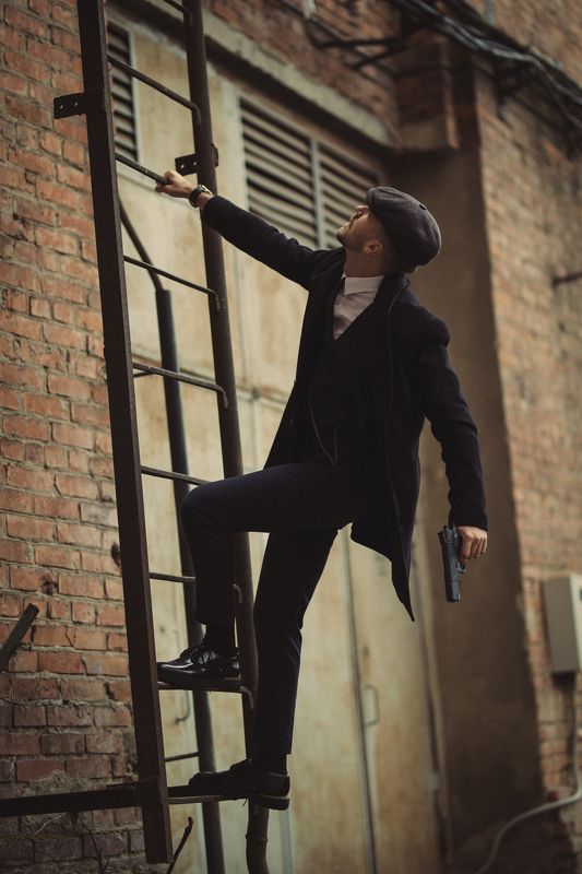 кадр из фильма острые козырьки, постановочное фото, мужчина, портрет, кепки, кино, фильм, сериал, винтаж Побегphoto preview