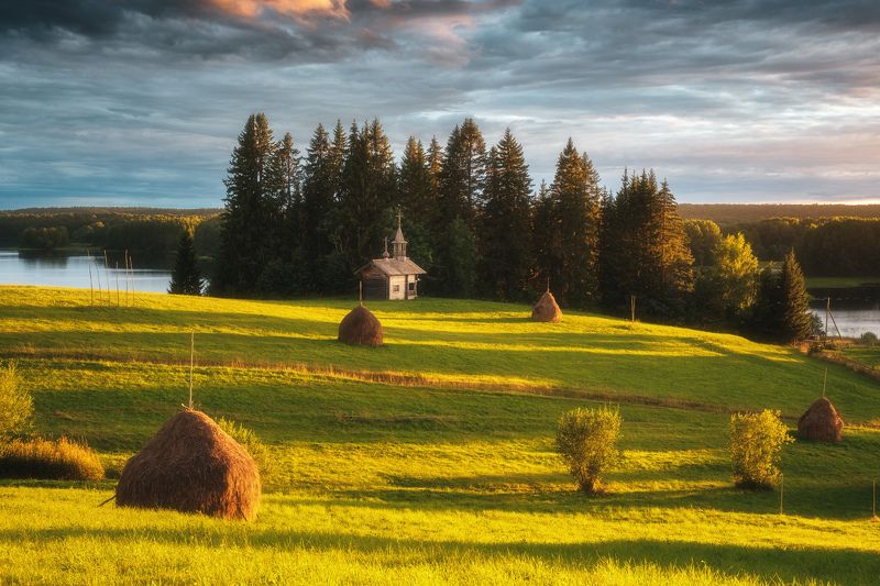 россия, архангельская область, русский север, кенозеро, кенозерье, национальный парк, пейзаж, природа, церковь, озеро, мыза, закат, стог, луг, лето, сенокос Кенозерская пасторальphoto preview