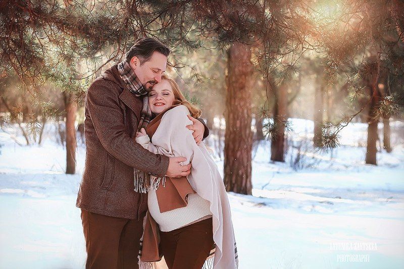 зима, беременность, счастье, пара, влюбленная, семья, солнце, снег, любовь, забота, объятия, мужчина, женщина, рождение, новорожденный ***photo preview