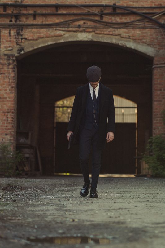 кадр из фильма острые козырьки, постановочное фото, мужчина, портрет, кепки, кино, фильм, сериал, винтаж ....photo preview