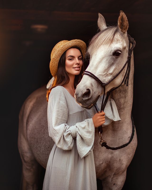 женский портрет животное лошадь  in the farmphoto preview