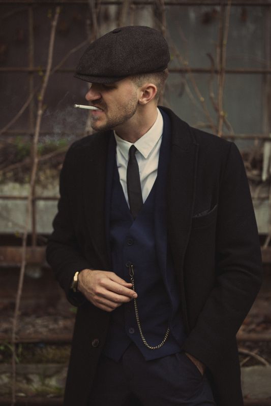 кадр из фильма острые козырьки, постановочное фото, мужчина, портрет, кепки, кино, фильм, сериал, винтаж Размышленияphoto preview