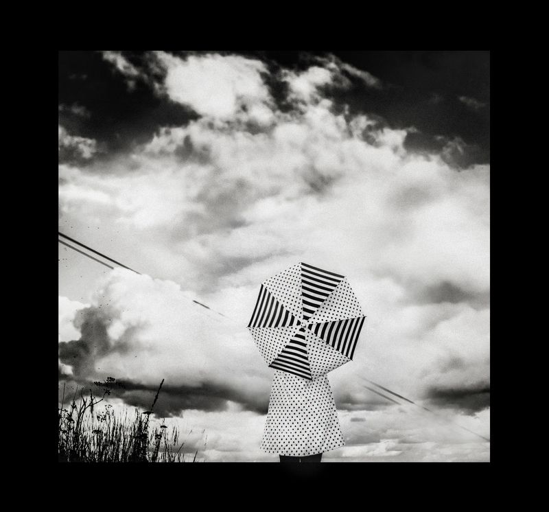 чб,арт,зонт,девушка Вселенная зонтов,плывущих в неизвестностьphoto preview