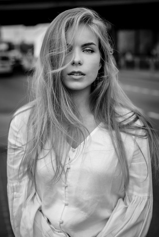 девушка, черно-белое, город, улица, портрет Марияphoto preview