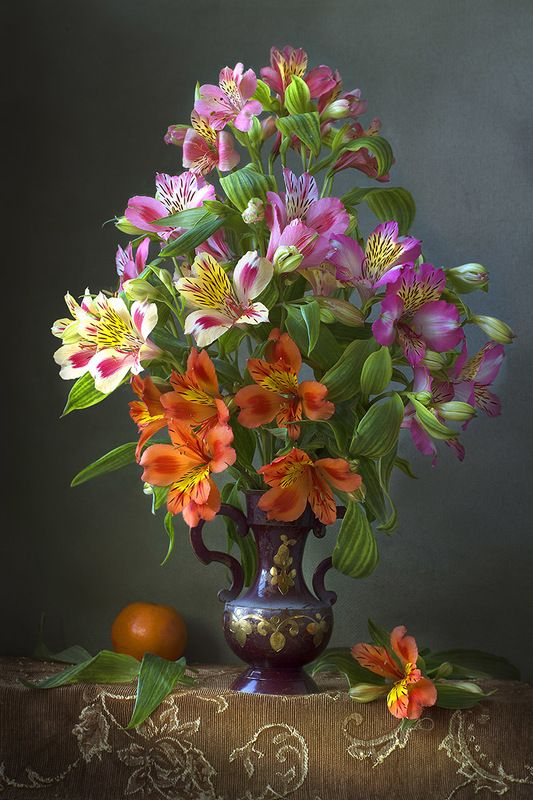 натюрморт с альстромериями,весна,букет,цветы,художественное фото,искусство. Восхитительные альстромерииphoto preview