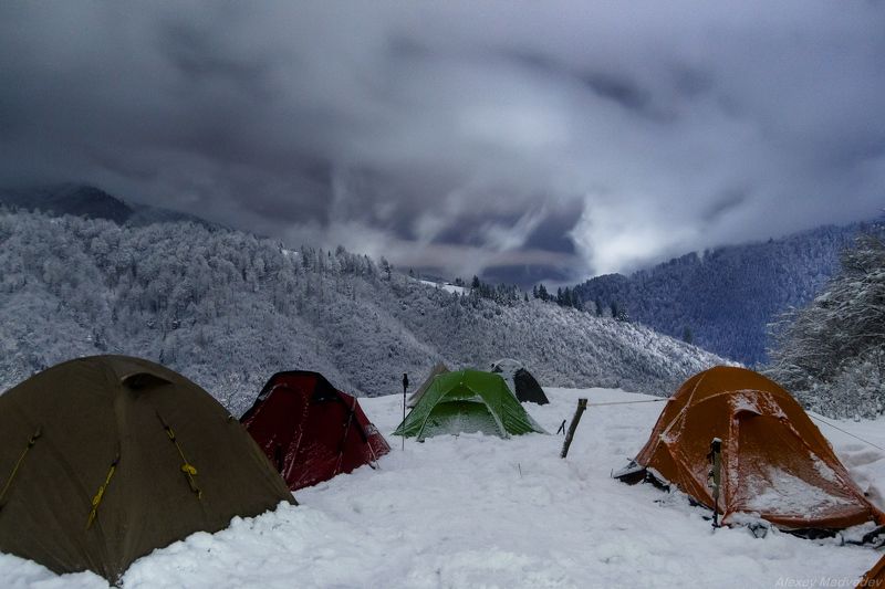 гори, закарпаття, зима, карпати, свидовець, смереки, сутінки, лопухів, лопухов, усть чорна, карпаты, хатки, село, долина Бейс кэмп Свидовецphoto preview