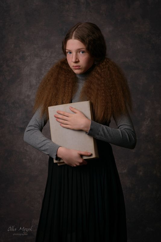 portrait, girl, book, Ukraine, Poltava, photographers_Poltava, фотограф_в_Полтаве, фотостудия_в_Полтаве Marina with a bookphoto preview