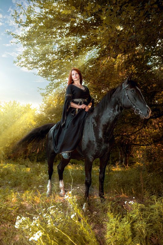 девушка наездница конь вороной закат лучи рыжеволосая портрет Двойное совершенствоphoto preview