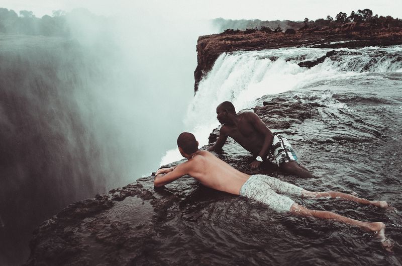 африка, замбия, зимбабве, водопад виктория, купель дьявола, обрыв, пропасть, замбези Над пропастью. фото превью