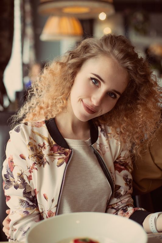 девушка, портрет, кафе, фото , контровой свет, женщина, кудри,  винтаж photo preview