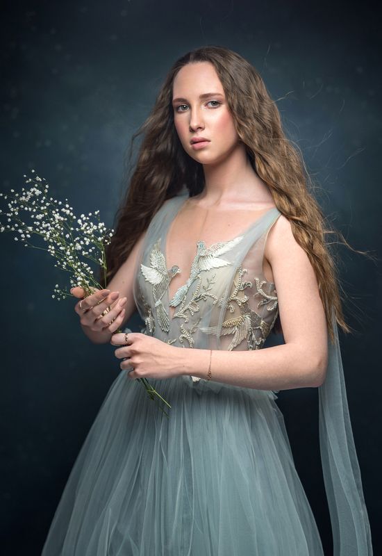 женский потрет, портрет под живопись Девушка с цветамиphoto preview