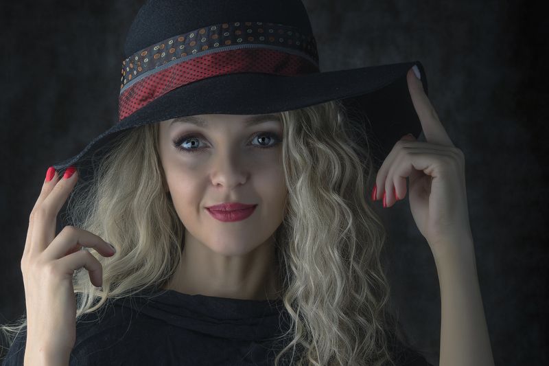 девушка, портрет, черный, глаза, взгляд, шляпа Olgaphoto preview