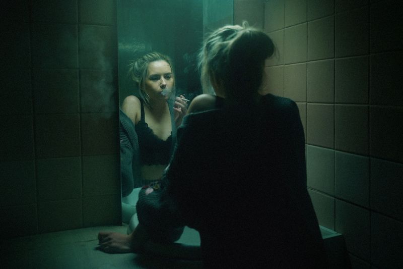 девушка все и везде курятphoto preview