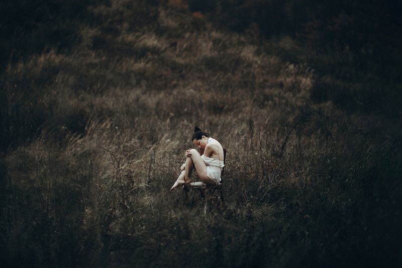 голая девушка поле осень поздняя осень стул блузка грудь ноги белое пятноphoto preview