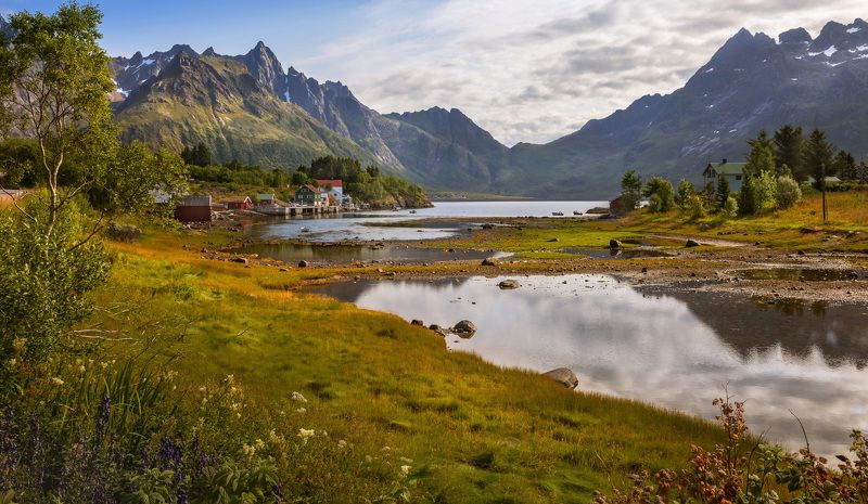 норвегия, лофотены, озеро, домики, горы, лодки, камни, трава Рыбацкая деревня на Лофотенах.photo preview