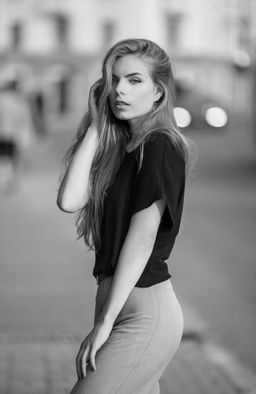 девушка, блондинка, портрет, город, улица, черно-белое Марияphoto preview