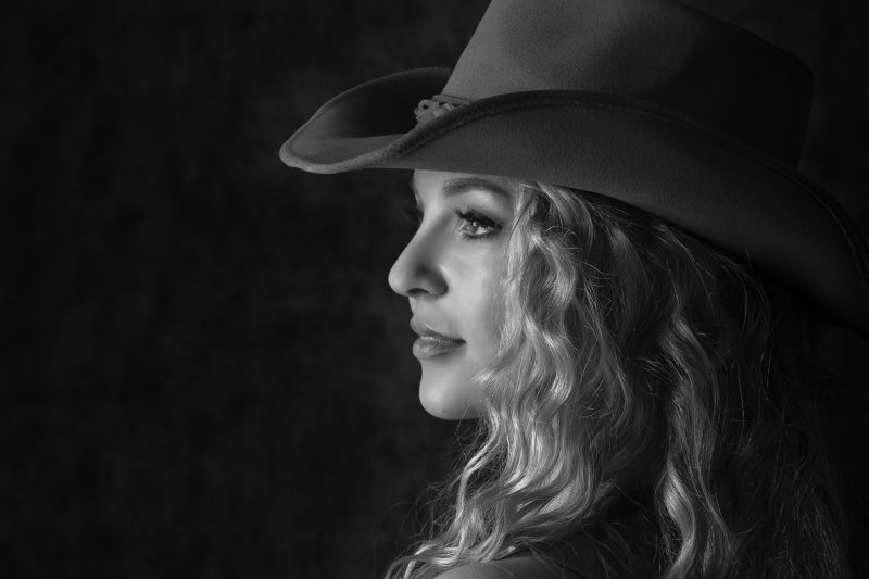 девушка, портрет, огонь, черный, глаза, взгляд Черно-белый портретphoto preview