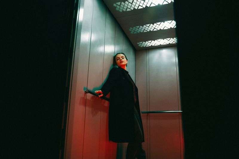 лифт девушка красный зеленый свет пальто пучок лифтphoto preview