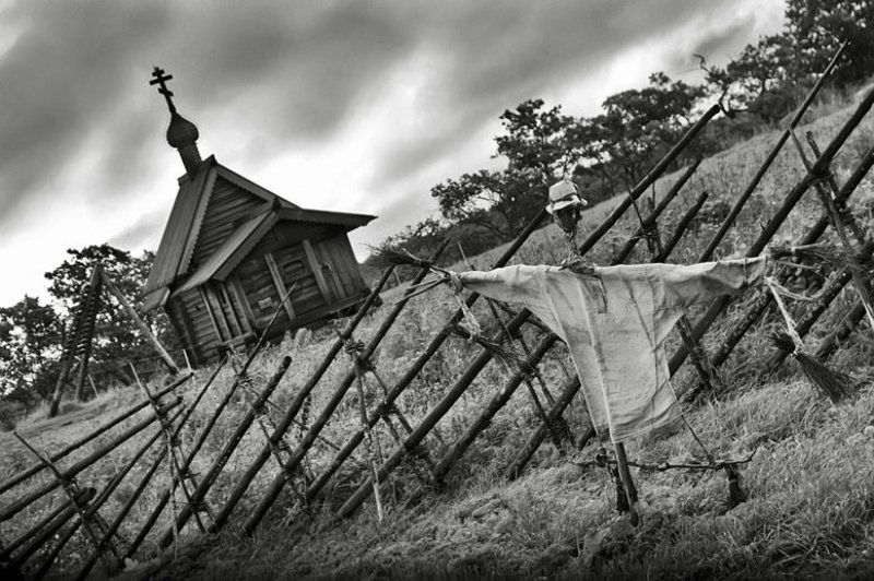 огородное пугало,ограда,забор,небо,церквушка,пугачев,кижи Огородами не пройтиphoto preview