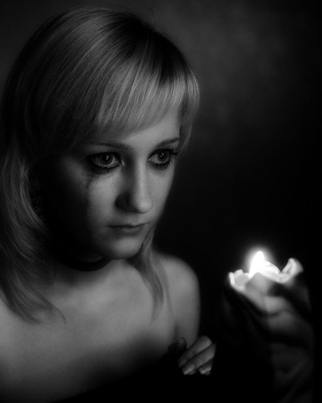 девушка,свеча,слеза photo preview