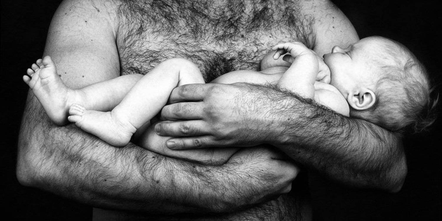 мужчина, отец, ребёнок, дочь, младенец, новорождённый, поза, объятия, защита, сила, нежность, руки, кожа, забота, Дмитрий Шамин