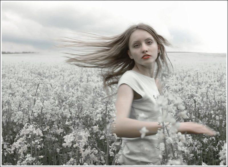 девушка в полеphoto preview