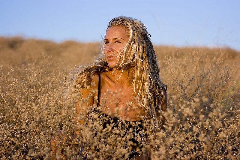 крым, солома, трава, поле, модель, блондинка, девушка В поле одинокоphoto preview