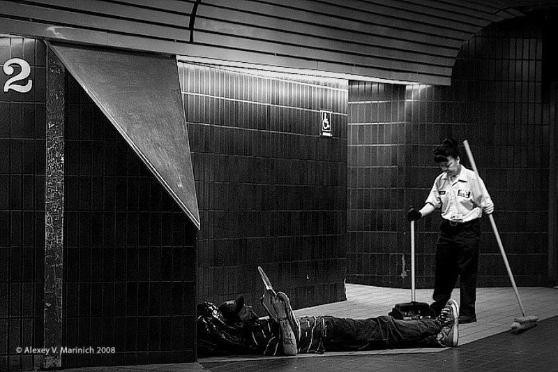 город, нью-йорк, мужчина, автобусный терминал, уборка, пятница, расслабон, штаты, америка, ч/б, алексей маринич, usa, alexey marinich, b&w, nyc Ноги будем поднимать?!photo preview