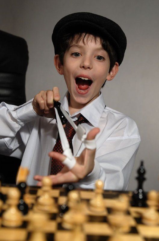 мальчик,шахматы,эмоция, игра, дети Черные не сдаются!!!photo preview