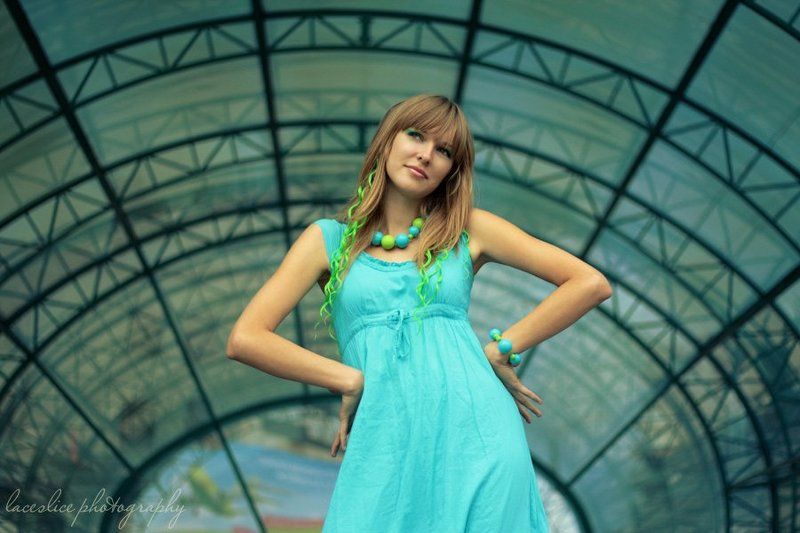 синий, зелёный, голубой, девушка, блондинка, платье, аэропорт, вокзал, самолёт, трубы, железо, стекло Provocativephoto preview