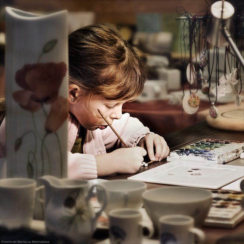 девочка, рисовать, керамика, старание уроки рисования (из подсмотренного в витрины)photo preview