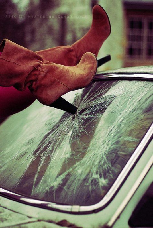 сапоги, ноги, стекло, разбитая, машина photo preview