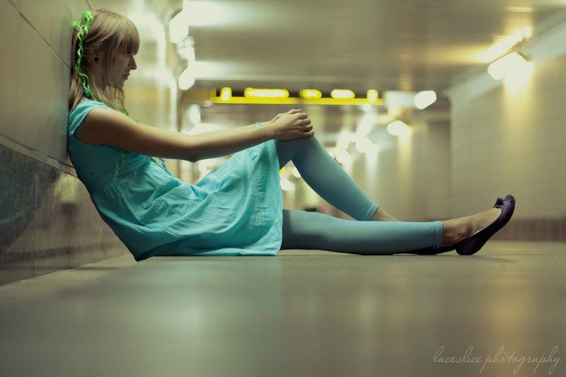 девушка, блондинка, переход, подземка, вокзал, ожидание, жёлтый, серый, синий, белый Undergroundphoto preview