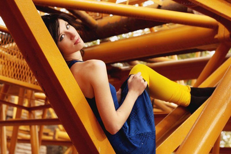 жёлтый, синий, металл, железо, кран, девушка, брюнетка, взгляд Autumn dreamsphoto preview