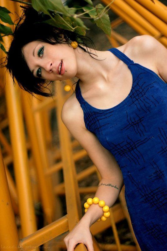 жёлтый, зелёный, синий, девушка, брюнетка, платье, серьги, браслет, тату, татуировка, актриса Actressphoto preview