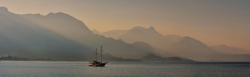 Долго смеялись на палубе дети: слева - пол-Пети и справа - пол-Пети.photo preview