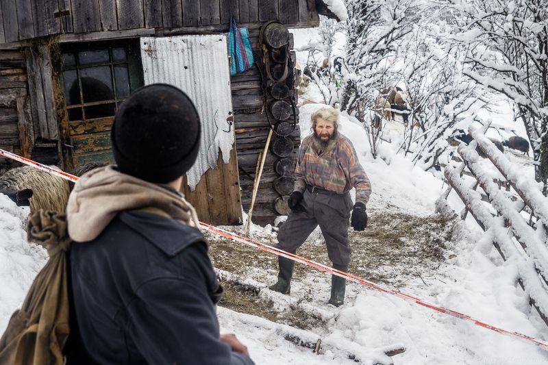 гори, закарпаття, зима, карпати, свидовець, смереки, сутінки, лопухів, лопухов, усть чорна, карпаты, хатки, село, чабаны, жители,  Ну шо, Василю?photo preview