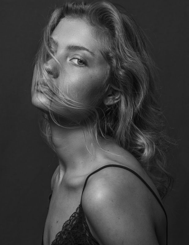 портрет , взгляд ,красивая девушка , цвет ,волосы , красивые губы ,нежность , таинственность photo preview