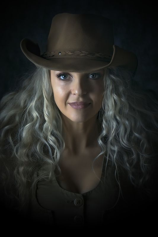 девушка. портрет. студия. блондинка, шляпа Портретphoto preview