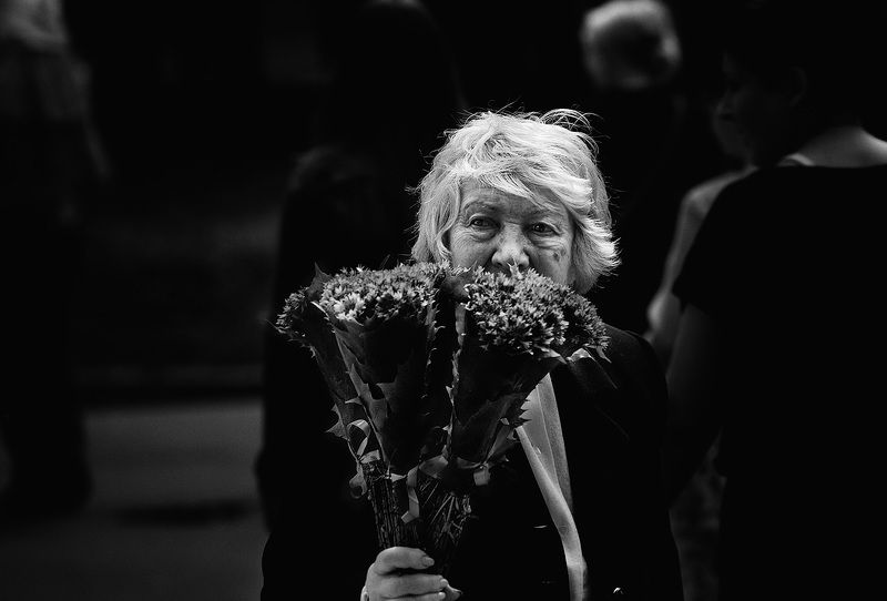 чб фото, жанровый женский портрет, прохожие,  уличная фотография Продавщица цветовphoto preview