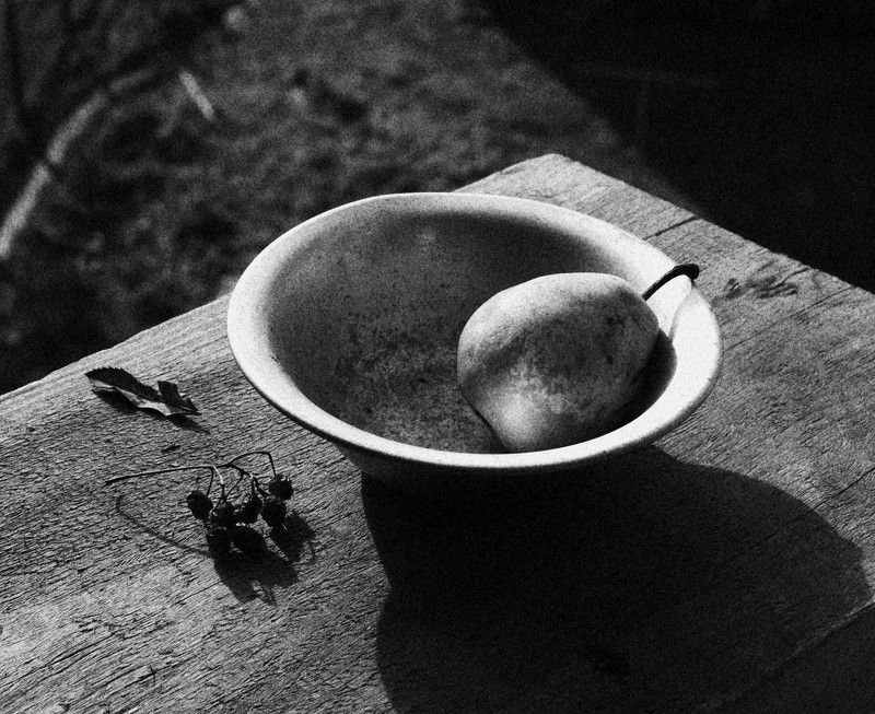 натюрморт, фотонатюрморт, черно-белое, груша,  наталья казанцева Одна...photo preview